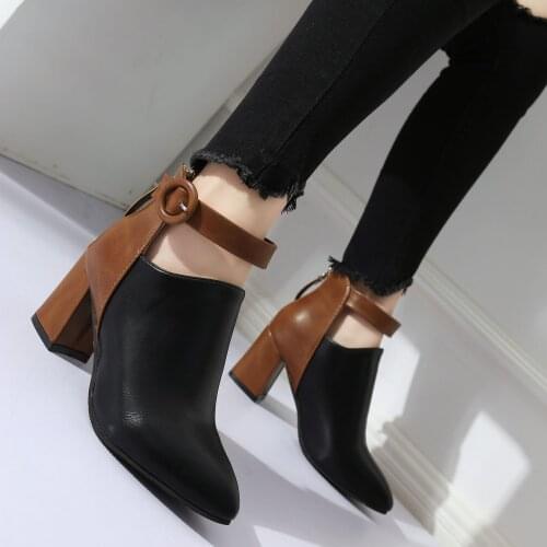 LAHQLYWN Leather Pumps