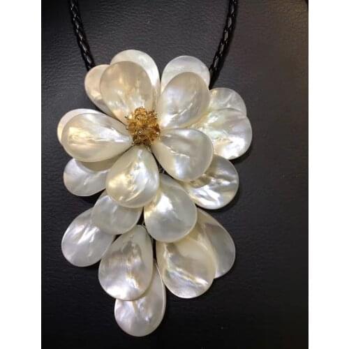 LJHMY Crystal Beads White Sea Shell Flower Necklace for Women Statement Bib Necklaces