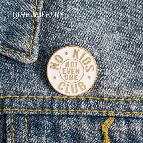 QIHE JEWELRY 'NO KIDS CLUB' Funny Enamel Pins Round Badges Phrase Brooches Gifts for Women Men Fashion Pins Wholesale