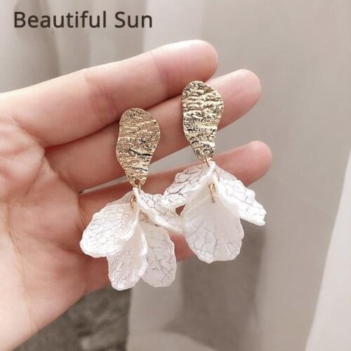 Korea New Design Hot Sale Fashion Clip on Earrings Jewelry Acrylic Painted Petals No Pierced Ears Exaggerated Earrings for Women