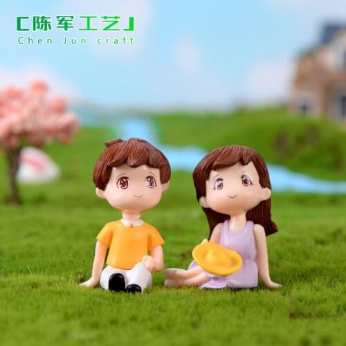 2pcs/set New Miniature Ornaments Boy Girl Sitting Sweety Lovers Couple Figurines Craft Fairy Resin Dolls Wedding Accessories
