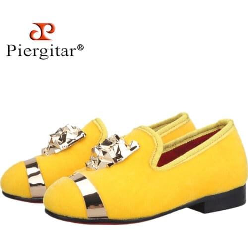 Piergitar 2021 New Style Gold Velvet Childrens Flat Shoes Handmade Metal Buckle Kid Loafers For Birthday Party Red Color Bottom