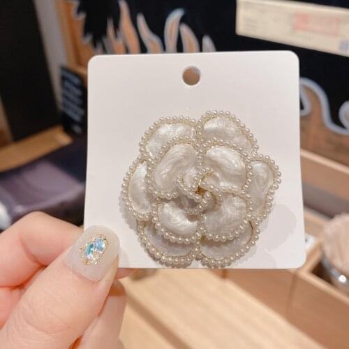 Luxury Stylish Shell And Pearl Flower Brooch Lapel Collar Pins for Women Wedding Party