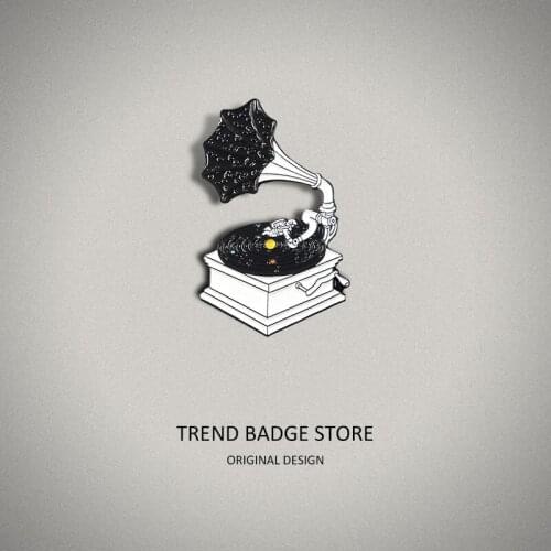 Vintage Vinyl Phonograph Shaped Brooch Space Astronaut Lets Sound Playback Creative Badge Pins Metal For Backpack