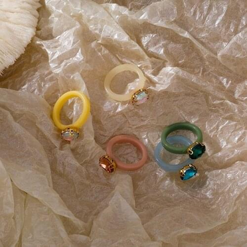 VSnow Summer Unique Design Arcylic Circle Rhinestone Cream Color Ring for Women Vintage Oval Ring Party Jewellery Accessories