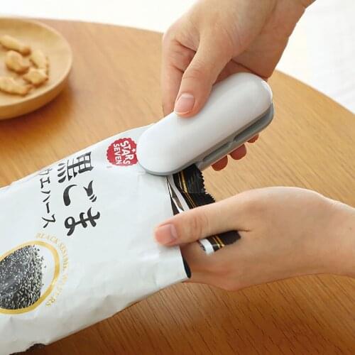 Household Manual Squeeze Hot Vacuum Fresh Food Sealer Can Carry Mini Pocket Snacks Safe Sealing Mouth Clip