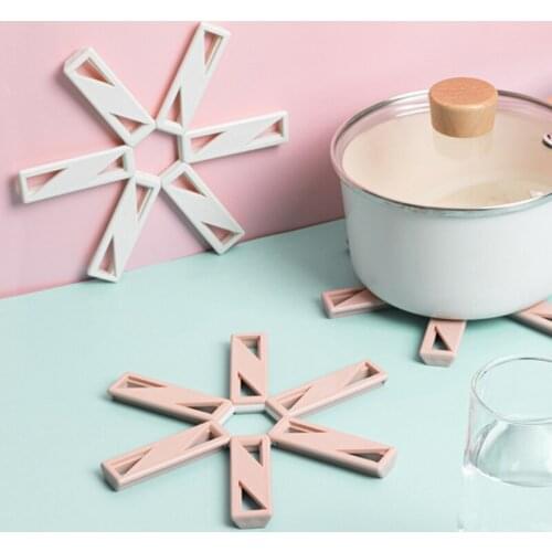 Creative Snowflake Plastic Teacup Mat Anti-skid Placemat High Temperature Insulation Mat Placemats for Table Coffee Table Decor