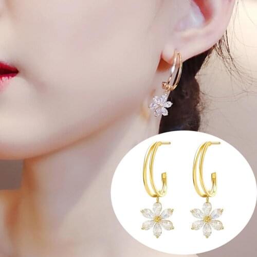 2Pcs Fashion Ear Stud Lovely Elegant Golden Color Flower Shaped Eardrop for Woman Gift Fresh and Simple Home Party Dating