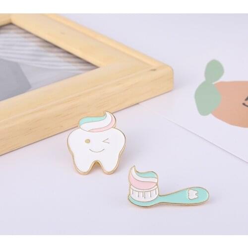 Teeth And Toothbrush Combination Design Alloy Enamel Brooch Creative Love For Dental Health Couples Good Friends Badge Pin Gift