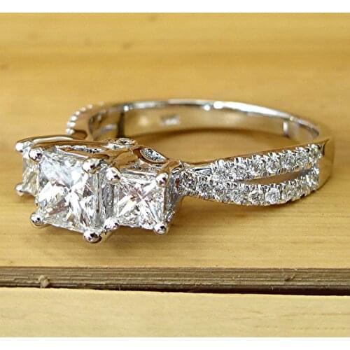 Huitan Trendy Jewelry Ring for Women 4 Claws Princess Cubic Zirconia Elegant Engagement Wedding Rings Ladys Fashion Accessories