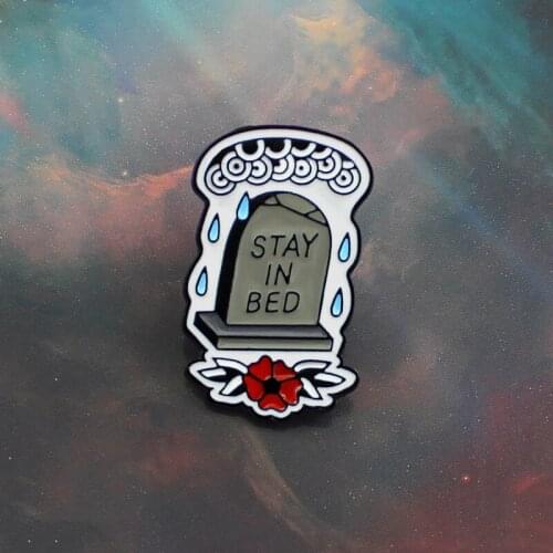 Funny Tombstone Brooch "In Bed" Enamel Pin Bag Hat Coat Womens Jewelry Gift Shirt Hat Accessories Accessories Brooch