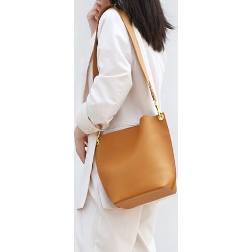 Bag Female Tote Bucket Bag Wide Shoulder Strap Fashion Wild Leather Shoulder Messenger Bag 2020 New Head Layer Leather Women