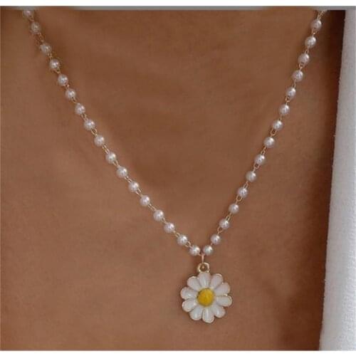 Cool breeze pearl chain Choker chrysanthemum clavicle chain creative White Daisy Necklace