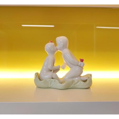 Love Themed Ceramic Statue Shelf Garden Tabletop Wedding Sculpture Standing Art Indoor Décor Collectible Valentines Day Gift