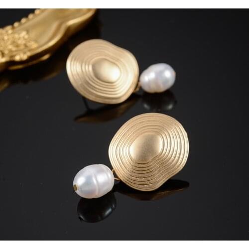Dorado 2021 French Grace Irregular Pearl Pendant Earrings For Women Bohemia Gold Beach Shell Jewelry Delicate Earings Wholesale