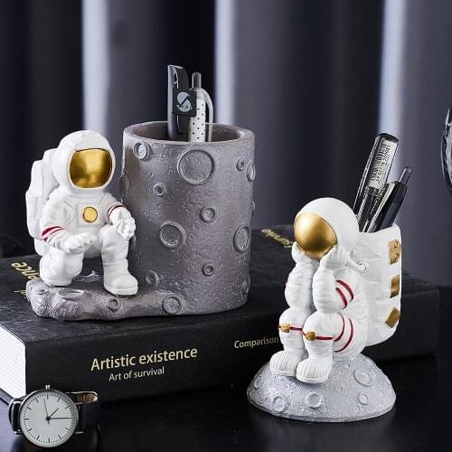 Cute Korean resin sculptures cosmonaut home office desktop pen holder accessories among as astronaut statue Crafts home decor