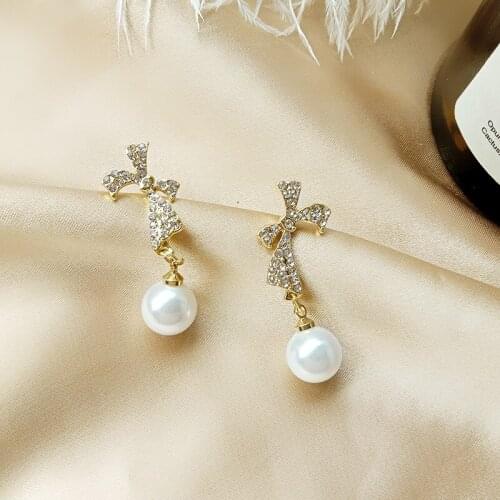 2021 Korean Fashion New Temperament Earrings Personalized Net Red Wild Niche Design Bow Pearl Crystal Earrings Sales Oorbellen