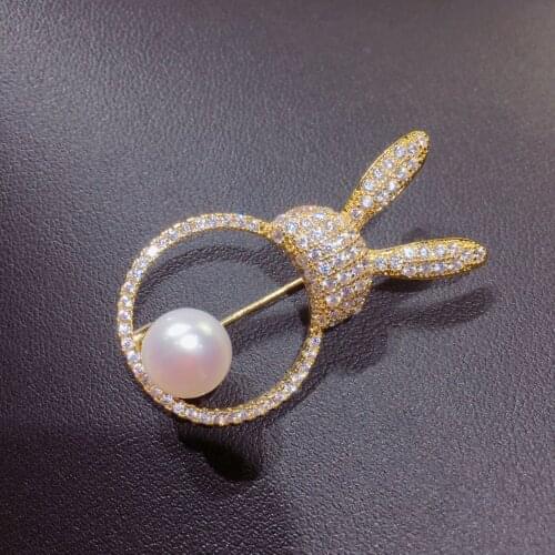 Wholesale natural fresh water pearl brooch fine product with zircon inlaid chinchilla Brooch