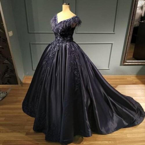 Dark Navy Feather V Neck Evening Gowns Lace Appliques Beads Satin A Line Prom Dresses Zipper Back Sweep Train Robe De Soiree