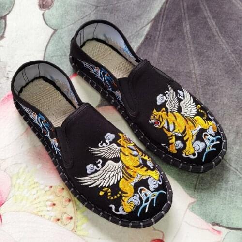 Summer Black Tiger Shoes Men Embroidered Espadrilles Casual Loafers Shoes Men Slip-on Comfort Canvas Flats Men zapatos de hombre