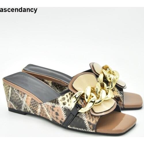 New Arrival Patent Leather Metal Chain Miexed Color Wedges Shoes for Women Nigerian Women Party Pumps Ladies Shoes and Sandals