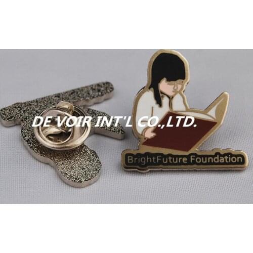 Custom die struck badges wholesale,metal maple leaf lapel pin with color filling,imitation hard soft enamel