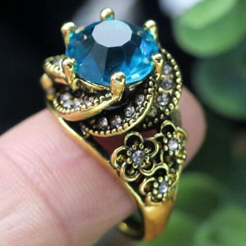 Womens Antique Gold Vintage Crystal Flower Shape Rings Exquisite Love Rings Engagement Jewelry Rhinestone Inlaid Wedding Band
