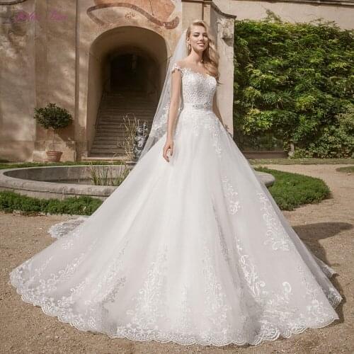 Julia Kui Short Sleeve A-Line Wedding Dress With Symmetrical Appliques Of Button Closure Bride Dress Sending Veil Gift