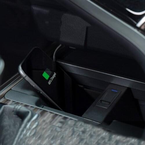 Car QI wireless charger 10w charging plate pad phone holder for Toyota Camry Camry Hybrid 2017 2018 2019 2020 2021 accessories