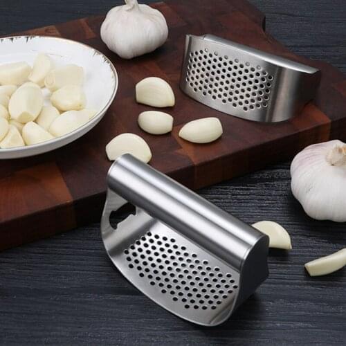 Stainless Steel Garlic Press Household Kitchen Round Garlic Press Bottle Opener Manually Mashed Ginger and Garlic