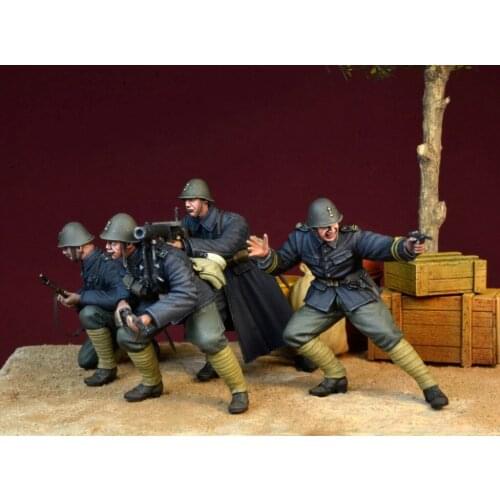 4 people in World War II need to assemble and color 1:35