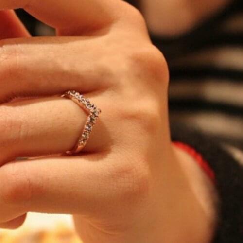 2017 New Hot sale fashion chic new women unique jewelry cute v-shaped shiny crystal ring direct delivery Rings For Women