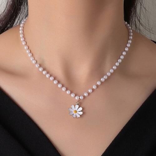 Fresh and Simple Daisy Pendant Pearl chain Small Daisy necklace for Girls Birthday Gifts Fashion Flower Neck Jewelry Wholesale