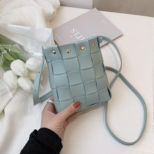 Women Pu Leather Weave Crossbody Bags Small Bucket Messenger Bag Female Trending Rivet Handbags Drawstring Designer Shoulder Bag