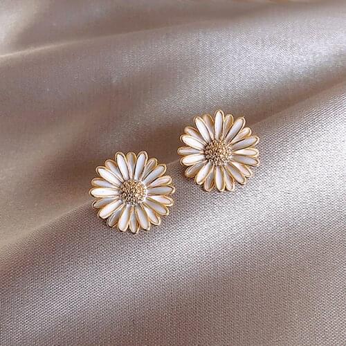 Small daisy earrings female white flower earrings sun flower earrings chrysanthemum petals korean version