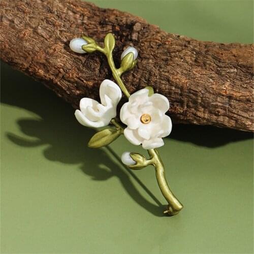 HUANZHI 2020 NEW Elegant Vintage Plant Flowers Metal Freshwater Pearls Brooch for Women Party Collar Accessories Jewelry Gifts