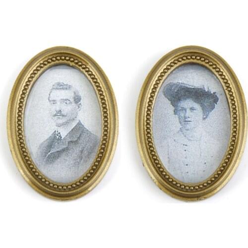 2 Pieces Resin Frame Couple Photos Mural Wall Painting 1:12 Scale Dollhouse Miniature Decor Accessory