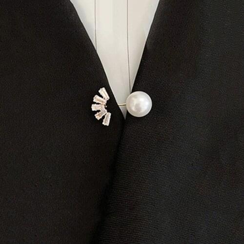 Womens Brooch Rhinestone Pearl Lapel Pin Cute Bow Geometric Brooches for Women Girl Sweater Clothing Fixed Pin Jewelry Gift