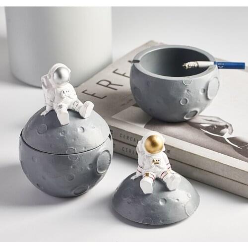 Personalized Anti-fly Ash Trend Ashtray with Lid Creative Astronaut Net Red Cute Girl Ashtray