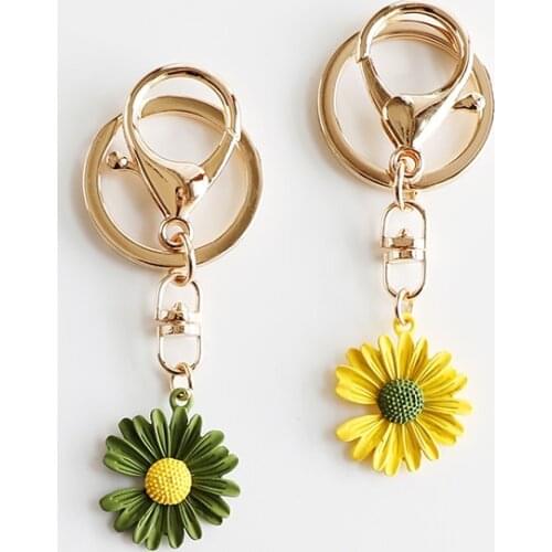 Cute Daisy Keychain Anime Jewelry Car Accessories Keychain for Women Keyrings Couple Gift Airpods Pendant Personalized Gift