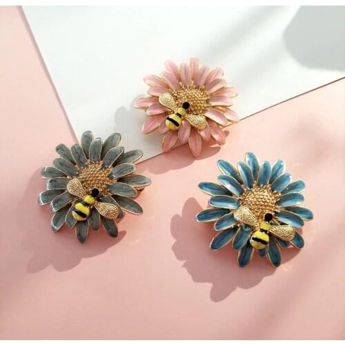 Vintage Metal Temperament Pastoral Small Daisy Bee Animal Brooch Color Daisy Brooches Backpacks Animal Bee Honey Brooch