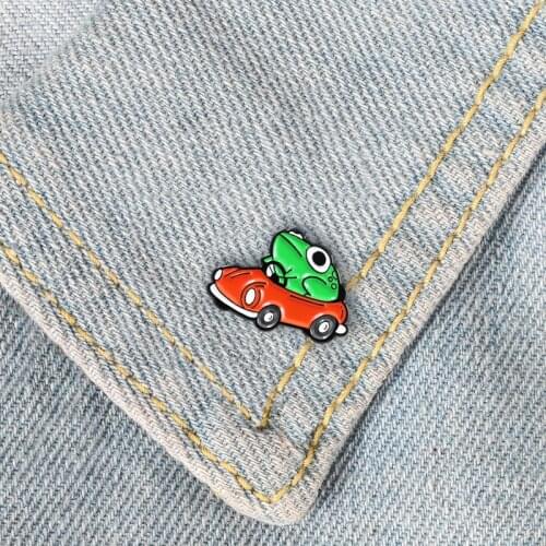 New small frog open hood car brooch creative personality men and women pin backpack clothes lapel funny animal frog jewelry gift