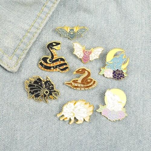Animal Enamel Pin Fox Bat Wolf Snake Starry Brooches for Women Backpacks Lapel Pins Punk Metal Badge Jewelry Gift 2021 Wholesale