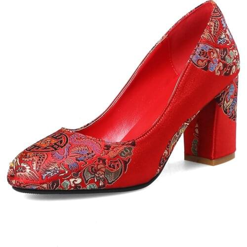 Female 2018 new bride pregnant women embroidered Chinese wedding shoes lighter crude documentary two with a height of 18327