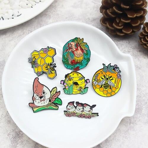 Cute Insects Animals Bee Bird Enamel Lapel Pin Yellow Hive Honeybee Forest jungle Parrot Brooch Badges For Kids Jewelry Gifts