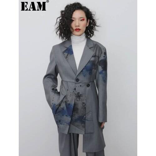 [EAM] Women Gray Pattern Pleated Asymmetrical Blazer New Lapel Long Sleeve Loose Fit Jacket Fashion Spring Autumn 2021 1N119