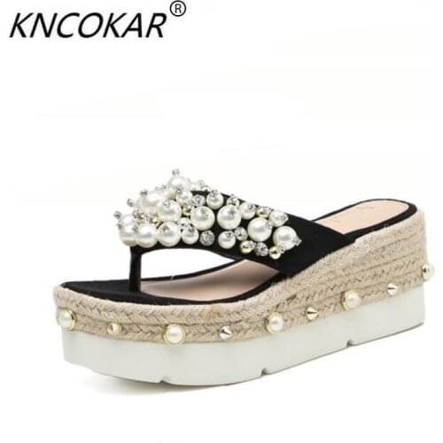 KNCOKAR 2018 Summer new style fashionable and comfortable diamond pearl clip foot muffin thick bottom slope heel cool slippers