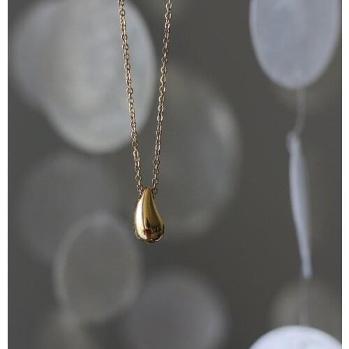Cool Gold Curved Water Drop Small Eggplant Smooth Solid Necklace Clavicle Chain Female New Style Titanium Steel Plated 14K Gold
