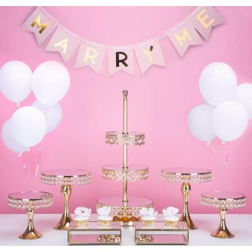 The customer negotiates the cake stand