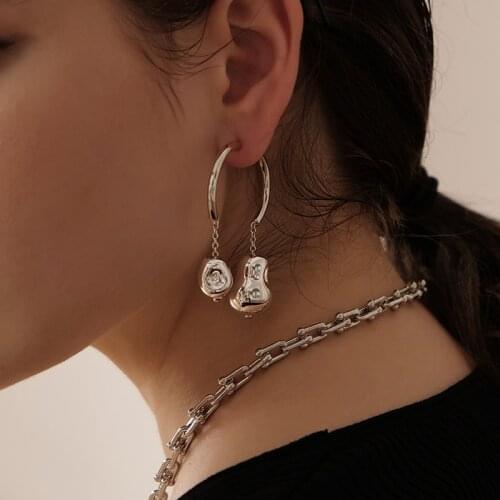 Platinum-plated fashionable modern minimalist design exaggerated the round ball before and after wearing earrings personality